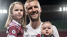 Tomáš Souček z West Hamu po triumfu v Konferenční lize v Edenu pózuje se svými...
