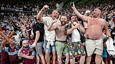 Fanoušci West Hamu během finále Konferenční ligy na stadionu v Edenu.