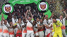 Fotbalisté West Hamu s trofejí pro vítěze Konferenční ligy.