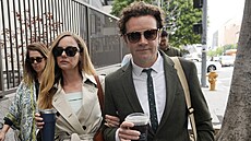 Danny Masterson přichází k soudu v Los Angeles se svou manželkou Bijou...