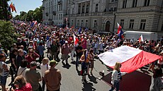 Ve Varšavě vyšly do ulic stovky tisíc účastníků protivládní demonstrace, kterou...