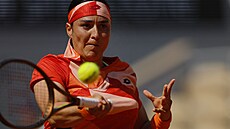 Uns Džábirová slaví zisk prvního setu ve čtvrtfinálovém utkání na Roland Garros.