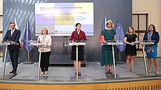 Zmocn�nkyn� pro lidská práva Klára �imá�ková Lauren�íková (uprost�ed), nám�stek...