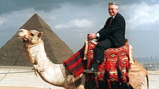 Václav Klaus na velbloudu v Egypt, kdy byl premiérem. (1995)