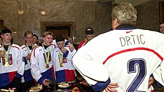 Milo Zeman v eském hokejovém dresu, kdy jako premiér pijal v Kramáov vile...