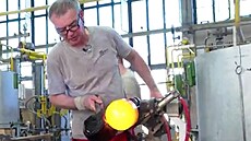 Milan Man p�i práci na glóbu