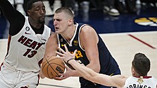 Nikola Joki� (uprost�ed) z Denveru brán�ný Bamem Adebayem (vlevo) z Miami.