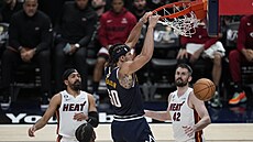 Aaron Gordon z Denveru po úsp�né sme�i do ko�e Miami.