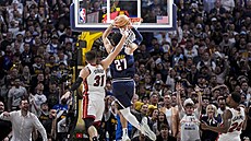 Jamal Murray z Denveru se sna�í zakon�it na ko� Miami, brání mu v tom Max Strus.