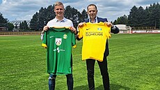 P�edseda sokolovského klubu Tomá� Provazník (vlevo) se zástupcem hlavního...