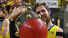 Opavský Radovan Kou�il s trofejí pro mistry.
