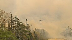 Hasiský vrtulník hasí poár v okrese Shellburne v kanadském Novém Skotsku. V...