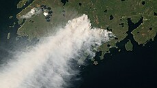Satelitní snímek NASA lesního poáru v okrese Shellburne v kanadském Novém...