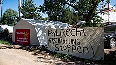 Několik stovek aktivistů iniciativy "Zabraňte deportačnímu centru BER"...