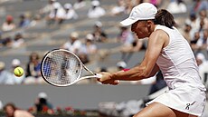 Polská tenistka Iga wiateková hraje bekhend v zápase na Roland Garros