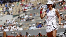 Iga �wiateková se raduje v zápase proti �í�ance Wang Sin-jü