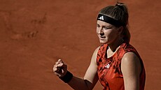 Karolína Muchová oslavuje postup do tvrtfinále Roland Garros po vítzství nad...