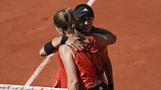 Karolína Muchová (zády) objímá po vítězném utkání svou soupeřku Elinu...