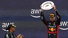 Max Verstappen s trofejí pro vítěze Velké ceny Španělska. Na fotce mu tleská i...