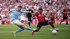 Kevin De Bruyne z Manchesteru City se pokouí pekonat obranu soupee