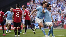 Ilkay Gündogan (vpravo) a John Stones z Manchesteru City oslavují gól ve finále...