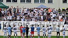 Hrái Vykova dkují svým fanoukm po neúspné barái proti Zlínu