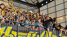 Fanoušci Zlína oslavují setrvání svého klubu v první lize