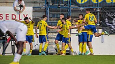 Fotbalisté Zlína se radují z gólu do sítě Vyškova. Ten byl však vzápětí odvolán