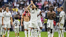 Karim Benzema (uprostřed) se loučí s fanoušky Realu Madrid poté, co odehrál...