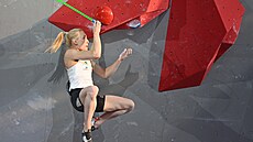 Janja Garnbretová bhem finále Svtového poháru v lezení