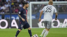 Útočník PSG Lionel Messi (vlevo) v utkání s Clermontem přemýšlí, komu ze svých...