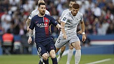 Lionel Messi stíhaný několika obránci Clermontu