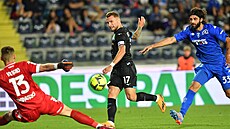 Útoník Lazia Ciro Immobile (uprosted) se snaí pekonat brankáe Empoli