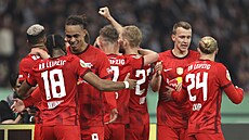 Fotbalisté Lipska oslavují druhý gól gól do sít Frankfurtu ve finále nmeckého...