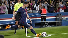 Útočník PSG Lionel Messi rozehrává rohový kop v utkání proti Clermontu