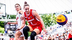 eská basketbalistka Karolína otolová (vpravo) bhem zápasu proti Maarsku na...
