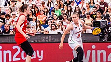 eská basketbalistka Kateina Galíková (vlevo) bhem zápasu proti Maarsku na...