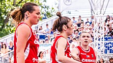 eské basketbalistky Albta Levínská, Kateina Galíková a Anna Rylichová...