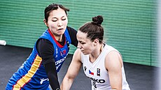 eská basketbalistka Karolína otolová (vpravo)  v zápase s Mongolskem na MS...