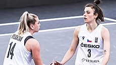 eské basketbalistky Anna Rylichová (vlevo) a Kateina Galíková na MS 3x3 ve...