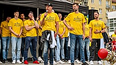 Trenér Petr Czudek hovo�í b�hem oslav basketbalového titulu p�ed opavskou...