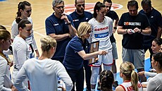 �eské basketbalistky naslouchají trenérce Roman� Ptá�kové.