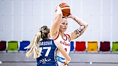 eská basketbalistka Renáta Bezinová pod tlakem Nikoly Dudáové ze Slovenska.