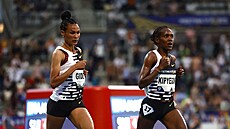 Faith Kipyegonová (vpravo) a Letesenbet Gideyová na trati 5000 metr na mítinku...