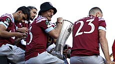 Vladimír Coufal slaví se spoluhrái z West Hamu triumf v Konferenní lize,...