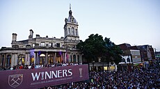 Fotbalisté West Ham United slaví triumf v Konferen�ní lize.