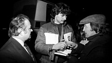 Vladimír Rika (uprosted) v roce 1984 po návratu eskoslovenských hokejist...
