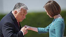 Maďarský premiér Viktor orbán chtěl políbit ruku moldavské prezidentce Maie...
