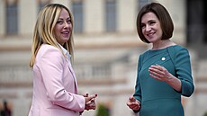 Moldavská prezidentka Maia Sanduová a italská premiérka Georgia Meloniová na...