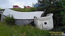 Nehoda na D5 na Tachovsku. Kamion tam narazil do odstaveného auta a sjel z...